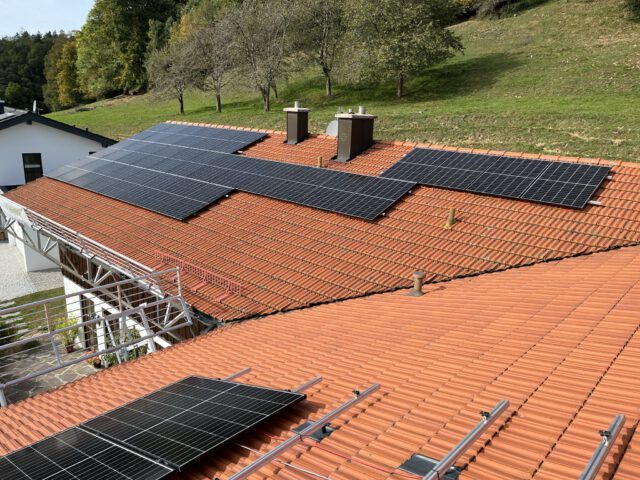 freeetech-photovoltaik-bauernhof-gerüst-pv-erneuerbare-solar-teisendorf-neukirchen-trina-schletter